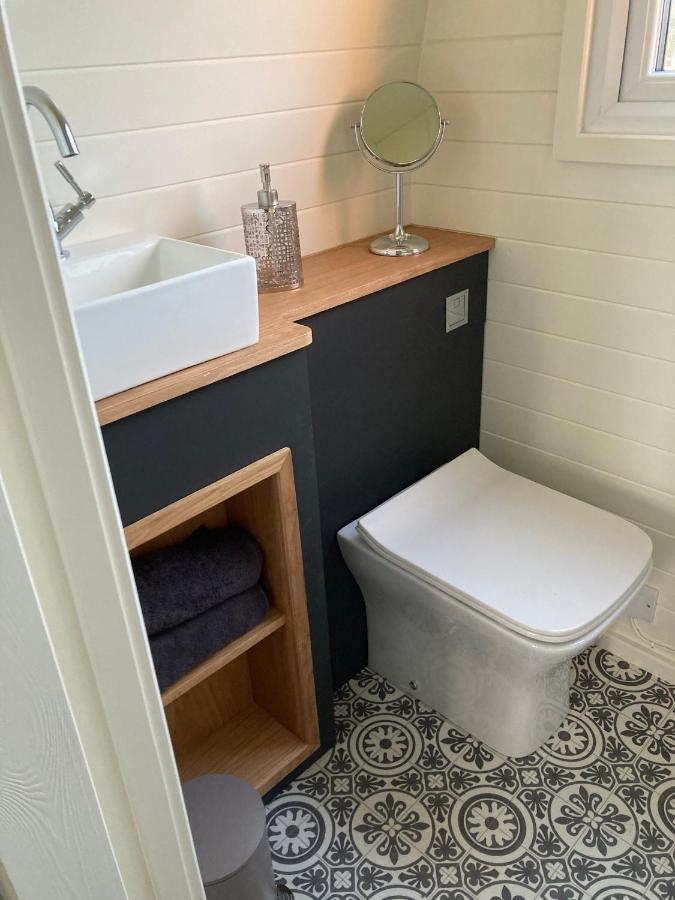 Отель Abbey Farm Luxury Glamping Rhuddlan Экстерьер фото