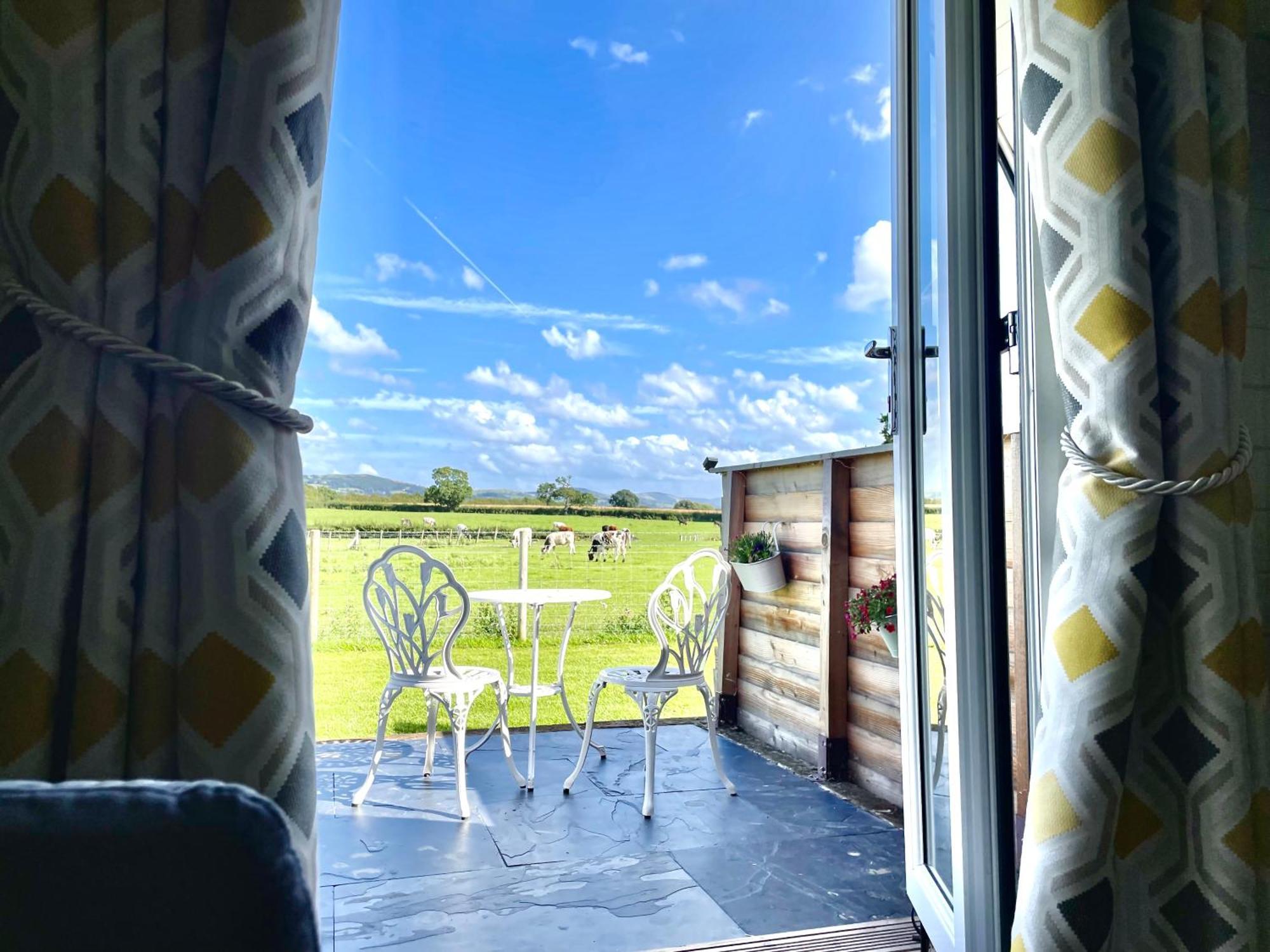 Отель Abbey Farm Luxury Glamping Rhuddlan Экстерьер фото